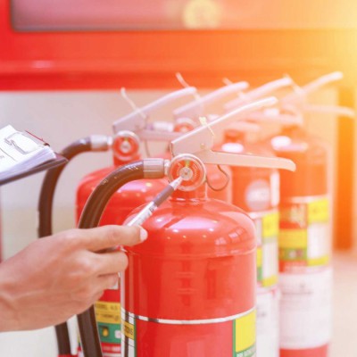 Hướng dẫn cách phân biệt và sử dụng bình chữa cháy bột và khí CO2 đúng cách an toàn